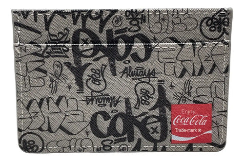 Tarjetero Coca Cola De Vinipiel Texturizado Para Hombre Color Gris Oscuro Diseño De La Tela Liso