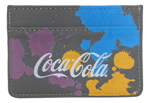 Tarjetero Coca Cola De Vinipiel Texturizado Para Hombre Color Gris Claro Diseño De La Tela Liso